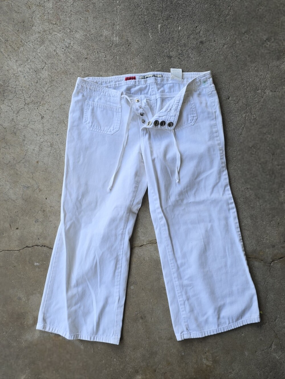 vtg y2k paris blues low rise capris missing the snap button , ( hole remains)